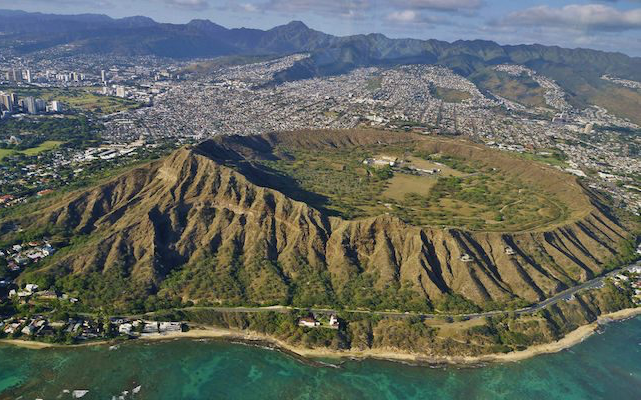 勇攀金色台階   穿越黑暗隧道   登上鑽石頭頂峰    遙望檀香山美景