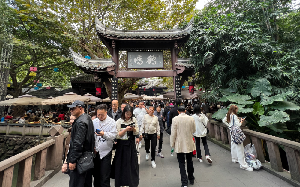 成都鹤鸣茶社品尝川茶    欣赏川剧变脸    一览川式采耳