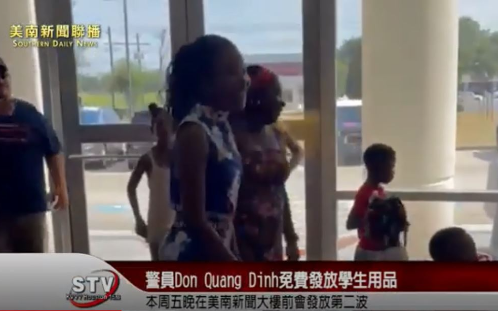 警员Don Quang Dinh先生一起在美南新闻大楼前，给学生们免费发放七百份书包和学生用品！