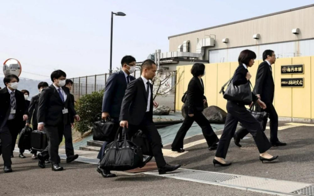 日本當局在食用“紅麴”死亡事件後調查小林制藥第二家工廠