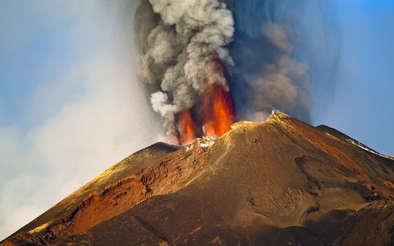 科学家警告说欧洲最危险的“超级火山”可能正在悄然喷发