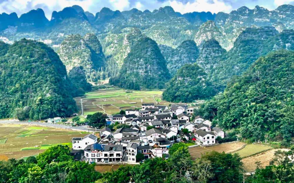 “天下山峰何其多，惟有此處峰成林”  貴州萬峰林奇特的自然人文景觀