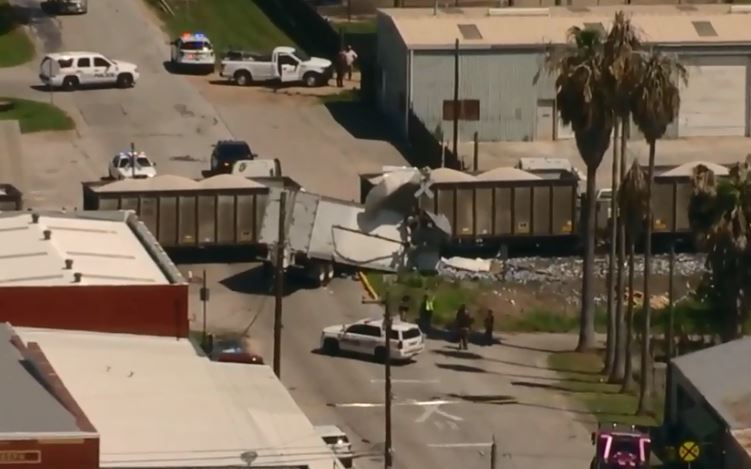 Richmond 火車撞上了一輛18輪裝滿瓶水的卡車